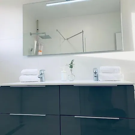 Con Piscina En El Centro De *