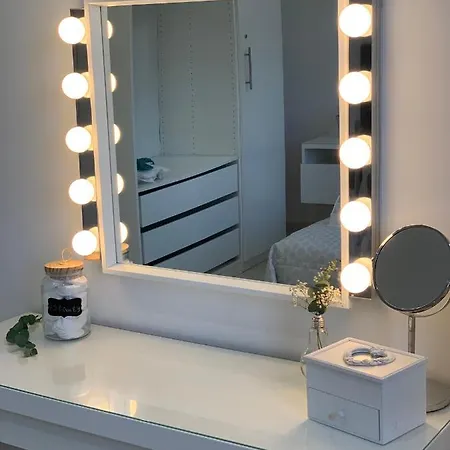 Con Piscina En El Centro De *