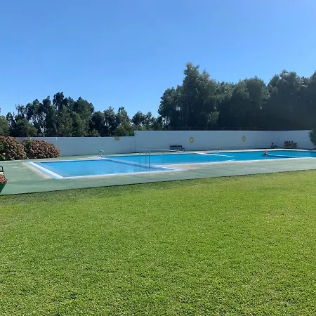 Con Piscina En El Centro De Апартаменти