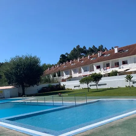 Con Piscina En El Centro De Appartement