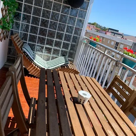 Con Piscina En El Centro De *