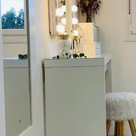 Con Piscina En El Centro De Апартаменти