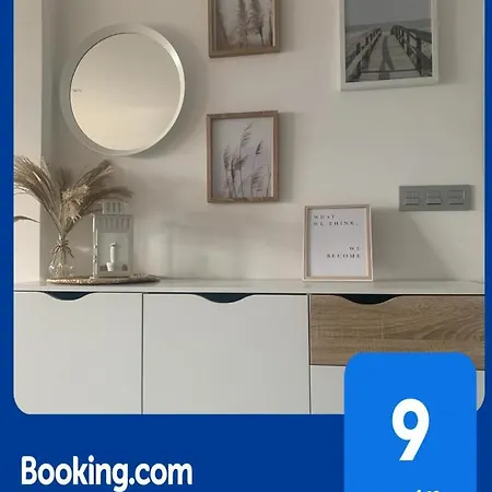 Con Piscina En El Centro De *