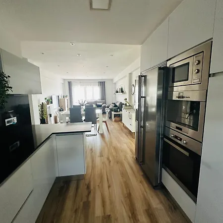 Con Piscina En El Centro De