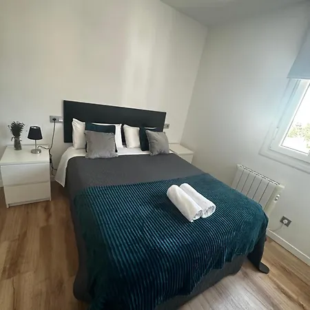 Con Piscina En El Centro De Апартаменти