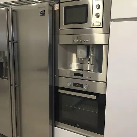 Con Piscina En El Centro De Apartment *