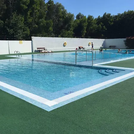 Con Piscina En El Centro De Апартаменти