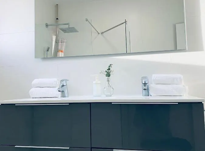 Con Piscina En El Centro De *