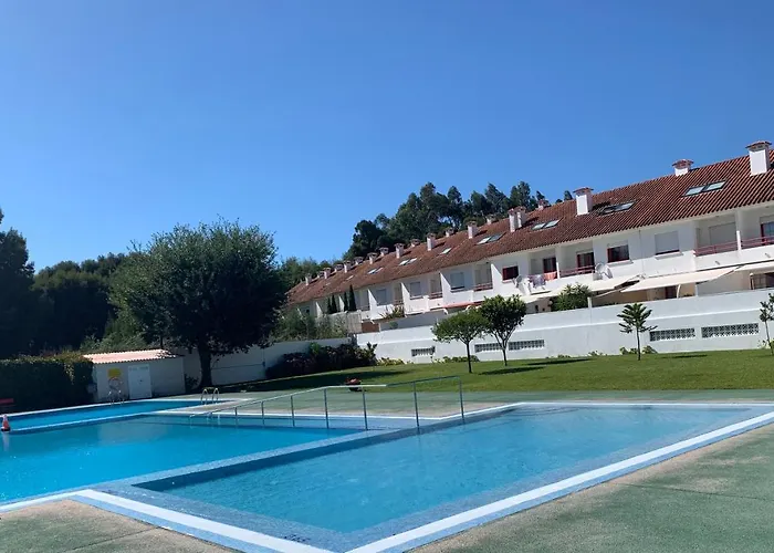 Con Piscina En El Centro De Appartement