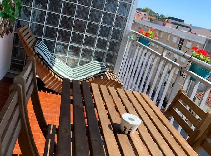 Con Piscina En El Centro De *