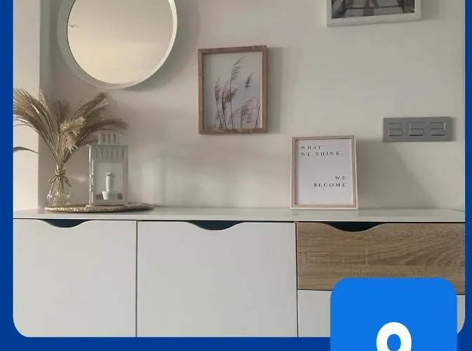 Con Piscina En El Centro De *