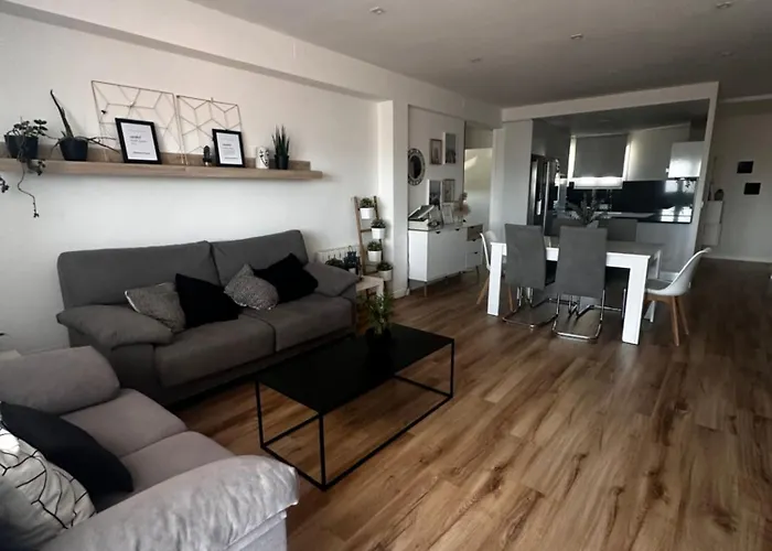 Con Piscina En El Centro De 산신소